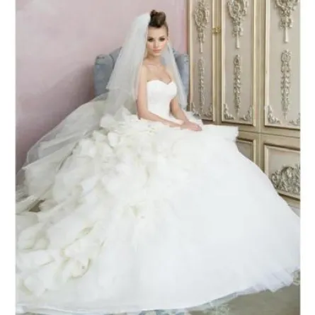 أناقة خاصة بالعروس الرومانسية