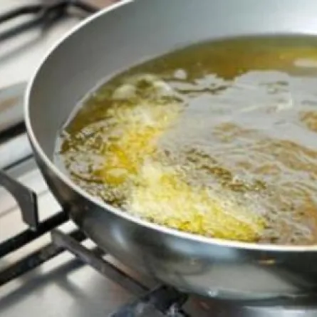 في القطيف.. شاب يسكب زيتًا مغليًّا على شقيقاته