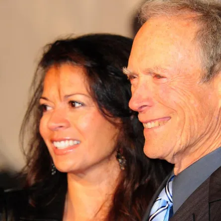 زوجة Clint Eastwood تعلن أنّها ستطلقه بعد 17 عاماً معاً