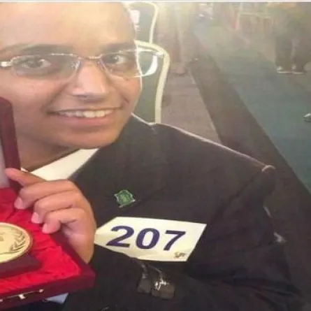 طالب بالمتوسطة يحصل على ميدالية ذهبية في معرض عالمي