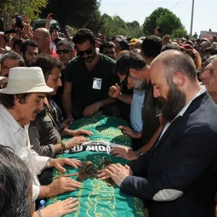 بالصور: نجوم "حريم السلطان" يبكون زميلهم في جنازته