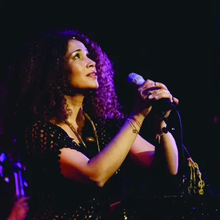 التونسية غالية بنعلي تعتلي المسرح وتكسر القيود