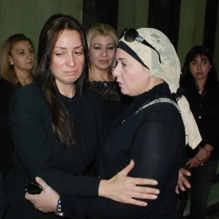 انهيار نيرمين الفقي في عزاء والدتها