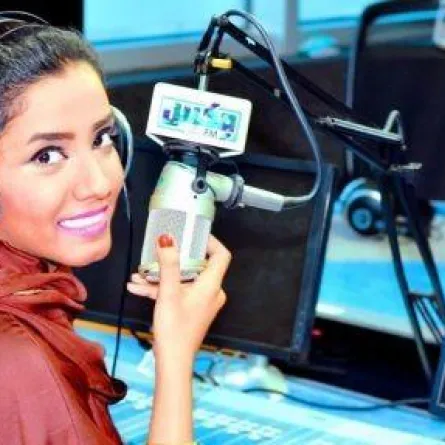 "مزحة" تدفع مذيعة لترك برنامجها على الهواء