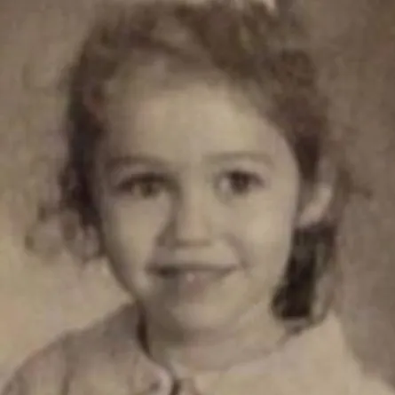 Cyrus تنشر صورة لطفولتها وتسهر مع Lohan