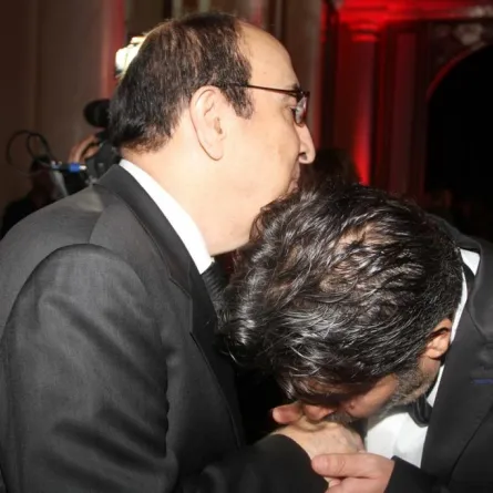 عابد فهد يقبل يد الياس الرحباني والأخير يسأل:من هو هذا الفنان؟