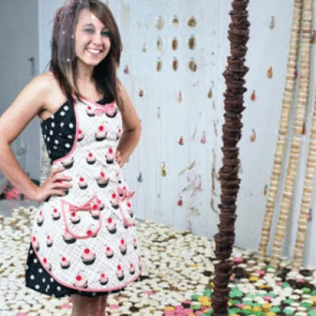 فتاة تصنع كوب كيك بارتفاع 10 أقدام