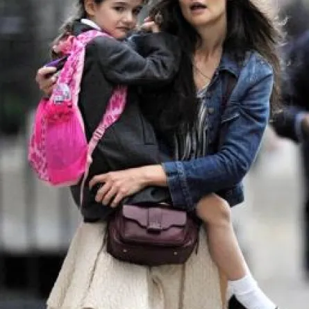 كايتي هولمز متهمة بانتهاك طفولة ابنتها