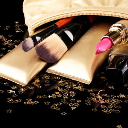 كيف ترتّبين حقيبة مكياجك عند السّفر؟