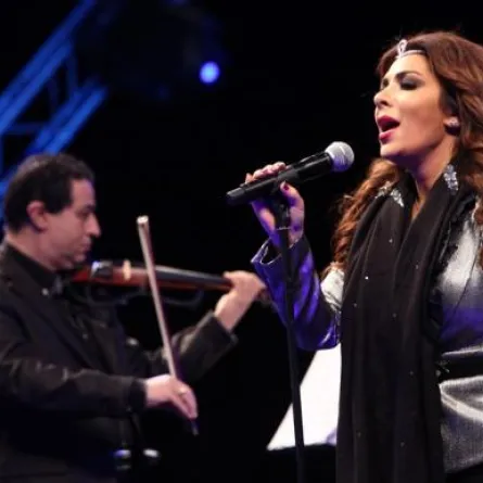 أصالة من دون زوجها في قطر وعلامات استفهام