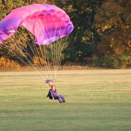 هبوط "معاق" بالمظلة للمرة الأولى في التاريخ