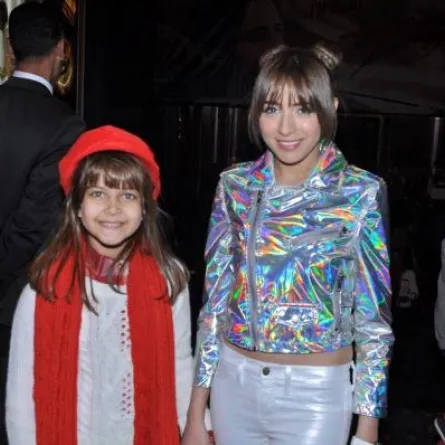 ساندي تحاول لفت الأنظار خلال عرض فيلمها