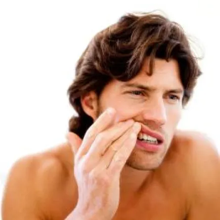 المصابون بنزيف اللثة أكثر عرضة للعجز الجنسي