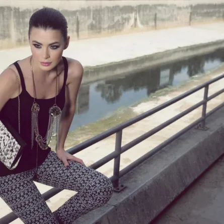 احصلي على إطلالة أنثوية بسيطة