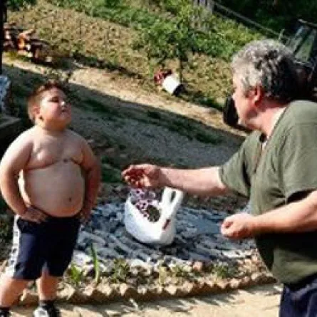 طفل يمتلك قدرات مغناطيسية