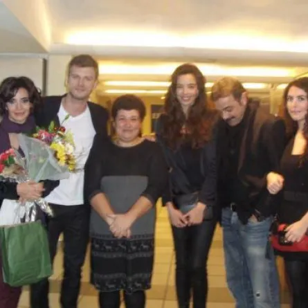 مهند وحبيبته في العرض الأول لمسرحية "نور"