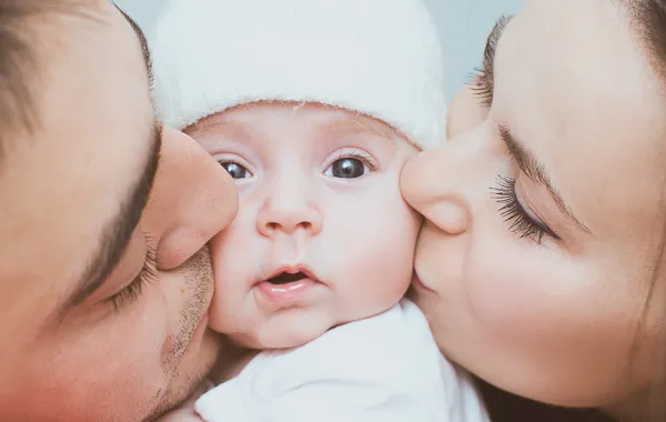 عادات خاطئة يرتكبها الآباء والأُمهات تقلل من مناعة أطفالهم