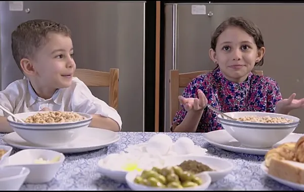 أبو قوس تقدم فطوراً متكاملاً للأطفال