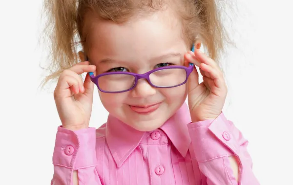 كيف تختارين النظارة الطبيَّة المناسبة لطفلك؟