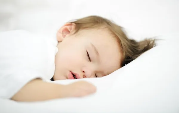 كيف تنظمين ساعات نوم طفلك؟