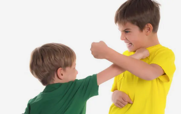 مقولة "اللي يضربك اضربه" خاطئة