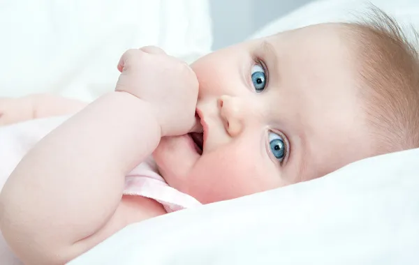 هل يمكن لعادة مصِّ الإبهام أن تلحق الضرر بأسنان طفلي؟