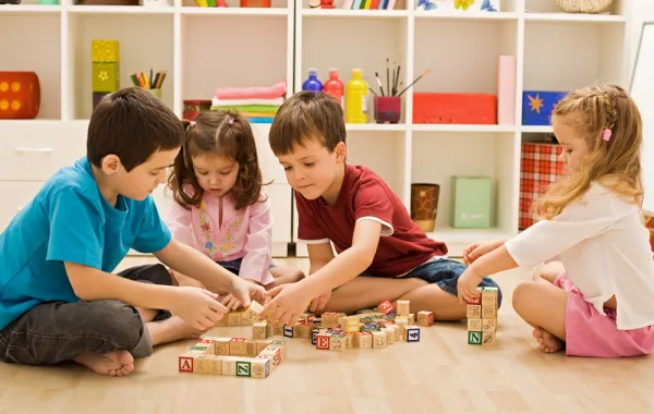 كيف تختاري الألعاب المناسبة لعمر طفلك