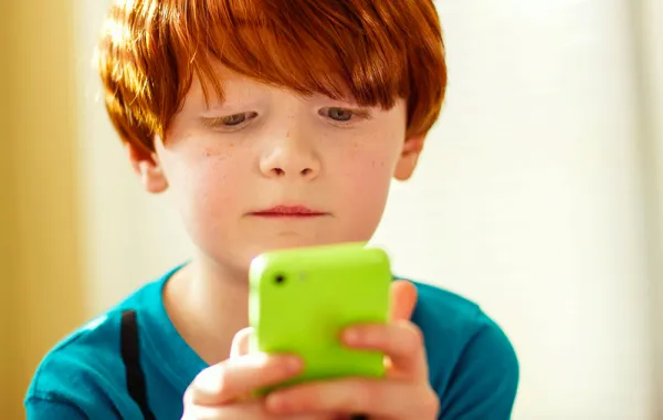 6 خطوات لحماية طفلك من أضرار التعلُّق بمشاهير الـ«سوشيال ميديا»