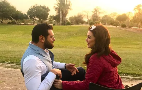 "سيدتي نت" تكشف حقيقة صورة الغزل بين عمرو يوسف وكندة علوش في منزلهما