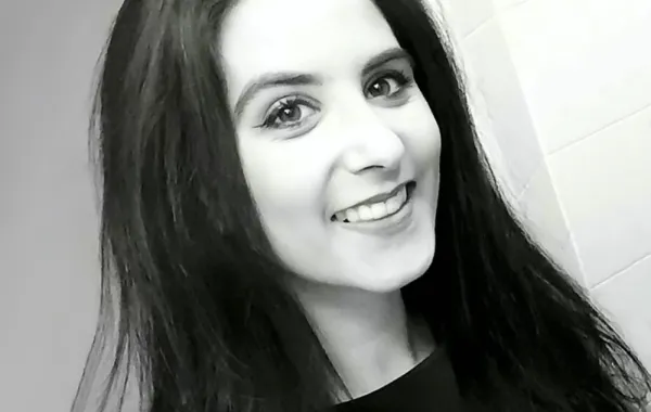 بالصور: جائزة أقذر منزل جامعي لبريطانية.. وهي سعيدة