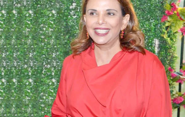 الشيخة ثاجبة تفتتح معرض «ألوان الربيع»