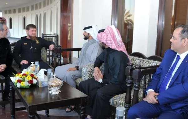 الرئيس الشيشاني والشيخ ناصر يزوران الاسطبلات الملكية في البحرين
