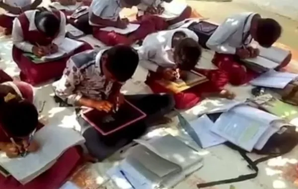 بالفيديو: أطفال يمتلكون مهارة الكتابة بكلتا اليدين في الوقت نفسه