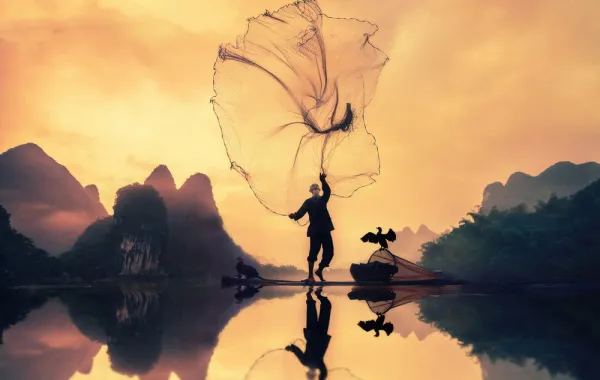 صائد السمك.. لقطة مبدعة تبهر العالم