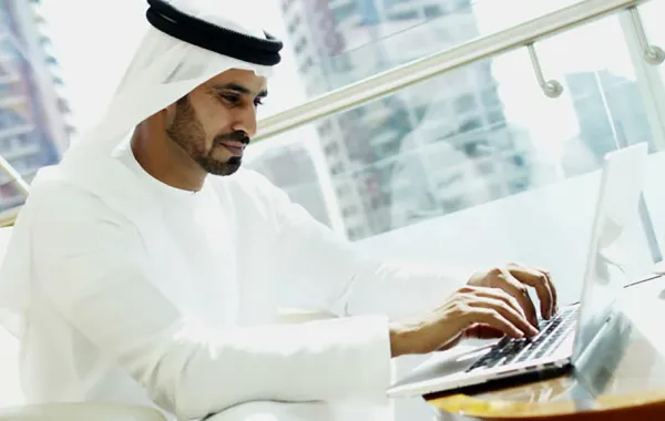 "تويتر" يطالب بتكريم شابين أنقذا عائلة من حريق سيارة