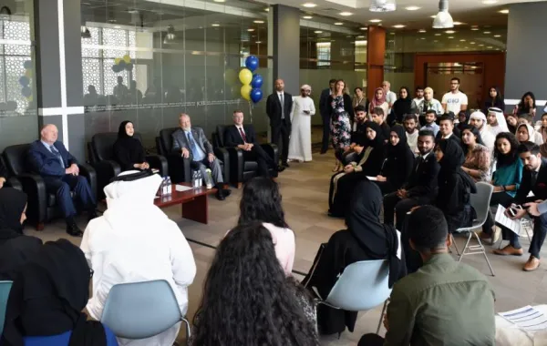 وزيرة الشباب الإماراتية تلتقي طلبة الجامعة الأميركية في الشارقة