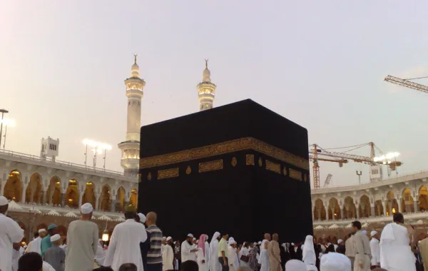 شاب يبتكر طريقة لدفع عربتي والديه المقعدين في الحرم المكِّي