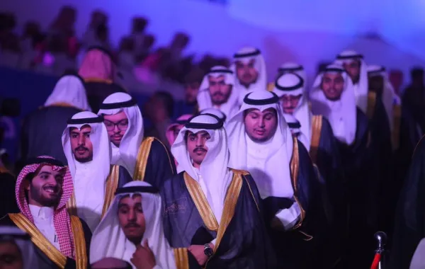 طالب يتصل بوالدته في حفل تخرُّجه وأمير القصيم يهنِّئها