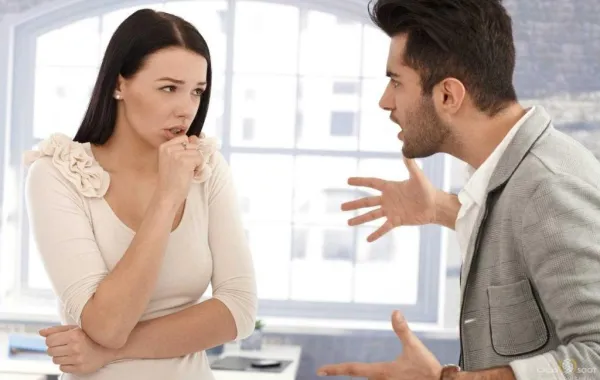 تأخرت في إعداد العشاء فضُرِبَت بالمطرقة!