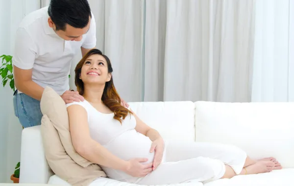 كيف يساهم الرجل في جعل زوجته الحامل جذابة؟