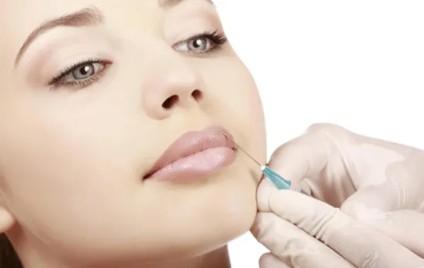 طبيب تجميل مزور يشوِّه شفتَي فتاةٍ