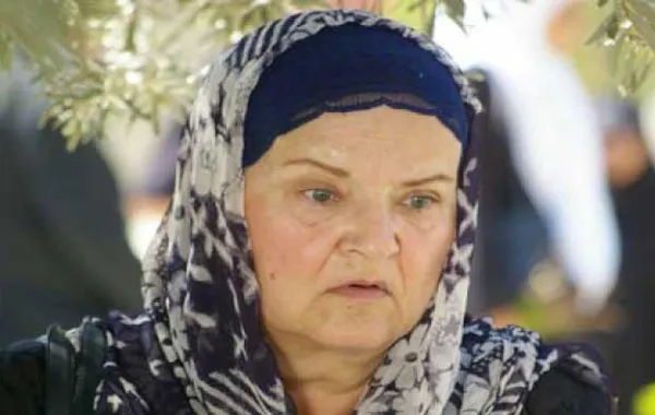 ما الذي جعل أنطوانيت نجيب ترتدي فستان الزفاف بعد هذا العمر؟