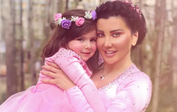 بالفيديو شاهدو طرافة ابنة جيني إسبر وهي تحاول أن ترقص باليه