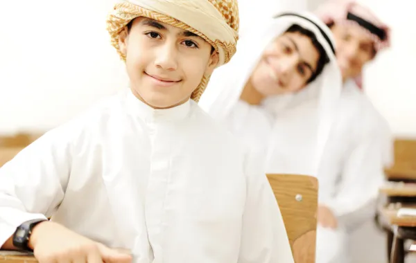 طالب يقدم مصروفه لمعلمه شكراً له!