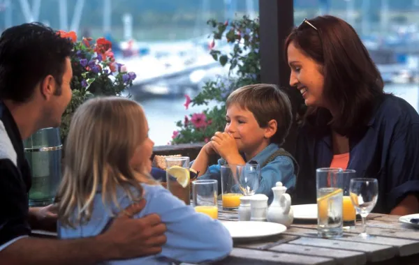 قبل الذَّهاب للإفطار في الخارج انتبهي لهذه الأمور