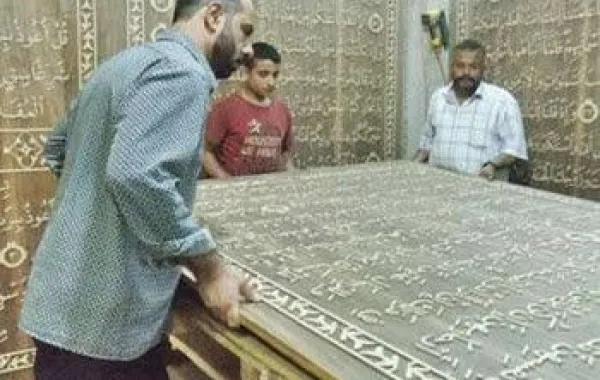 لاجئ سوري يصنع أكبر تاج ملكي في العالم