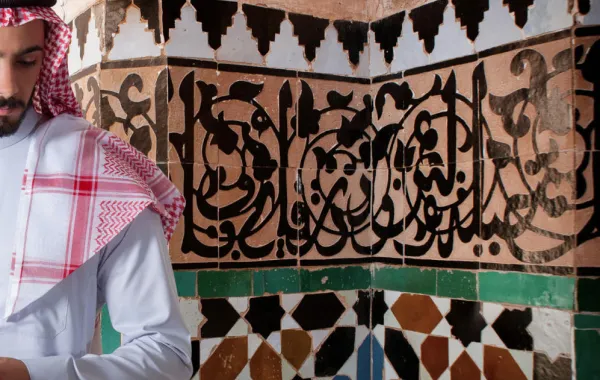 مطرب أمريكي ينشر صورته بالشماغ والعقال