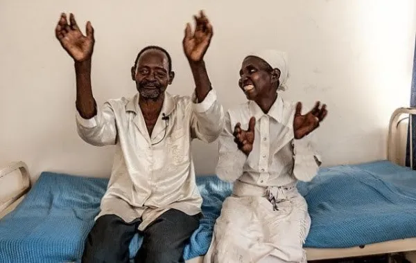 زوجة فقيرة في مالاوي ضربت نموذجاً في الوفاء