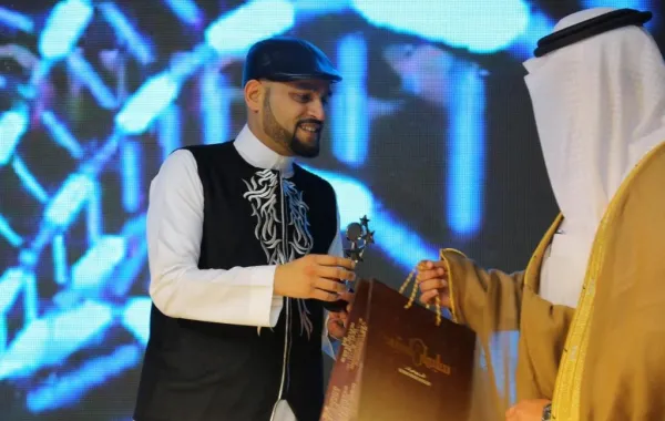 مصمم "أثواب سعودية" يحصد جائزة الـ "فاشن ويك"