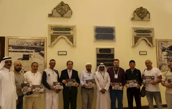 الملحق الثقافي والإعلامي بالقنصلية التركية في زيارة لمعرض عمارة الحرمين الشريفين